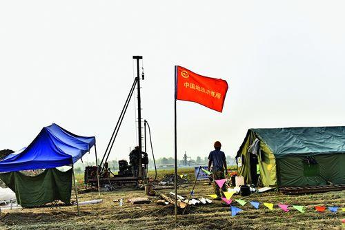中國地質(zhì)調查局在安新縣北六村田野中開(kāi)展地質(zhì)測量。攝影 劉向陽(yáng)