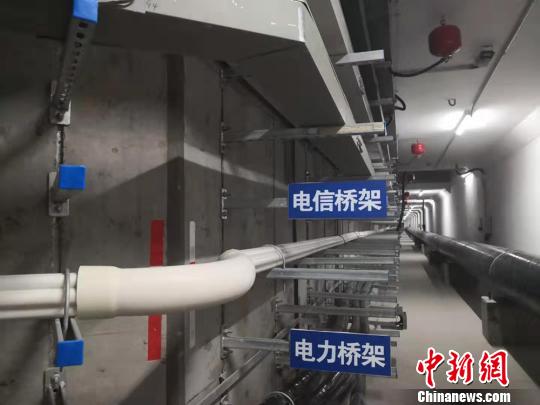 圖為綜合地下管廊待安裝區域的不同類(lèi)型橋架?！「呖档?攝