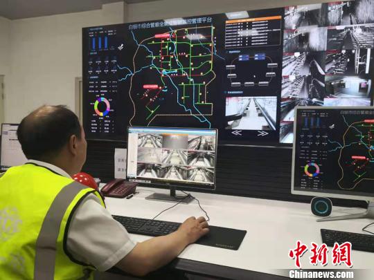 圖為白銀綜合地下管廊總控室工作人員正在進(jìn)行氧氣、濕度、溫度等監測?！「呖档?攝