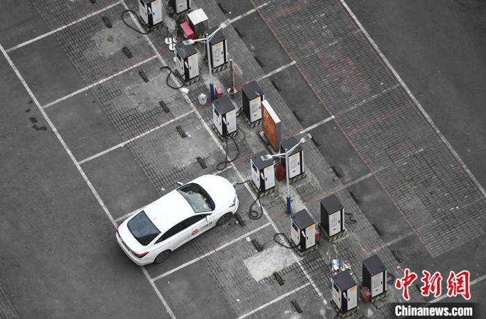 資料圖：重慶大渡口一停車(chē)場(chǎng)內，車(chē)輛正在充電樁處進(jìn)行充電。<a target='_blank' href='/'>中新社</a>記者 陳超 攝